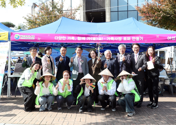 서철모 서구청장이 마치광장에서 열린 어울림한마당 행사장을 둘러보고 있다.
