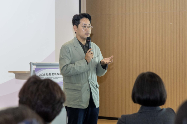 노기수 대덕구 부구청장이 5일 한남대학교에서 열린 ‘통합적 지원 네트워크로 여는 대덕구 복지안전망-민․관 협력의 새로운 과제’ 토론회에서 인사말 모습