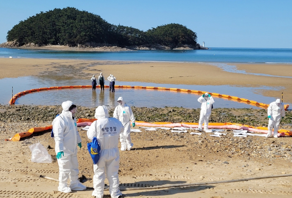 지난 4일 천리포 해수욕장에서 진행된 해안방제 훈련 모습.