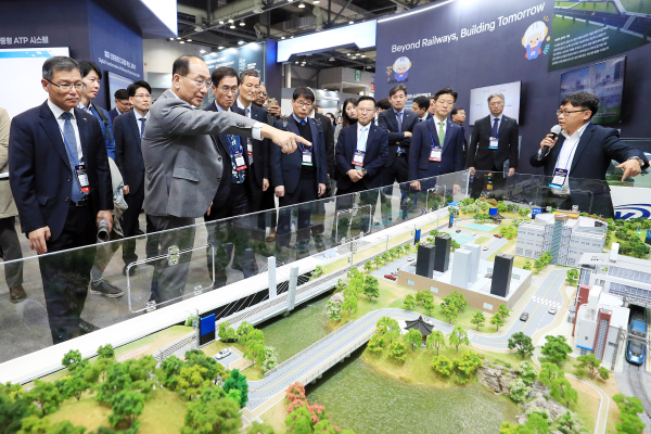 이성해 국가철도공단 이사장(앞줄 왼쪽에서 5번째)이 5일(수) 고양 킨텍스에서 개최된 ‘2025 스마트 건설·안전·AI EXPO’에 참여해 관계자들과 함께 기념촬영
