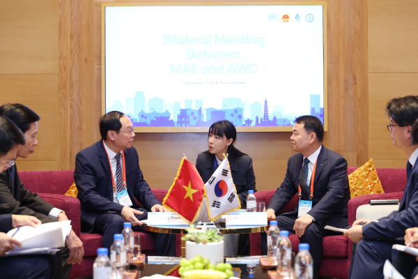 지난 5일 베트남 하노이에서 열린 제23차 아시아물위원회 이사회에 앞서 사전 환담으로 윤석대 한국수자원공사 사장(사진 오른쪽)이 레 콩 탄(Le Cong Thanh) 베트남 농업환경부 차관(사진 왼쪽)과 물 분야 협력방안을 논의하고 있다.