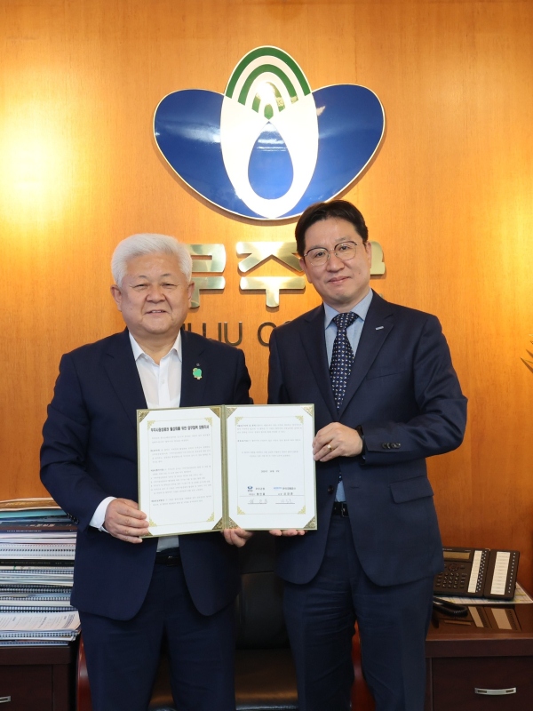 성창훈 사장(오른쪽)과 황인홍 무주군수가 성공적인 모바일 무주사랑상품권 도입 및 운영을 위해 업무협약식 체결 모습