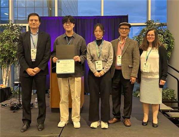 최우수 학생 논문상 수상모습. (왼쪽부터) 메타연구원 이오안니스 카차부니디스, 나영주 박사과정, 김태연 석사과정, 세이프 알자히르 총괄의장, 리나 카람 시상위원장
