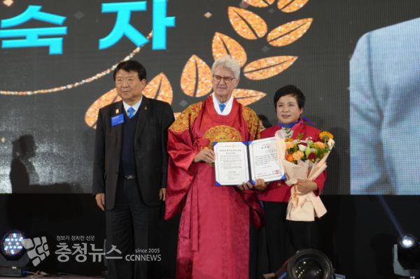 프란체스코 아레조 국제로타리 세계회장, 김숙자 전 3680지구 총재