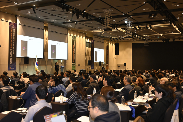 7일, 서울 드래곤시티 그랜드볼룸 한라홀에서 개최한 ‘2025년 신기술‧첨단산업분야 인재양성 컨퍼런스’에서 송길영 마인드마이너가 기조강연을 진행하고 있다.