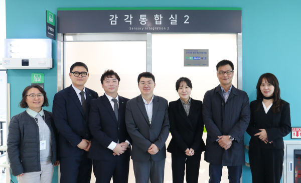 ‘아e-Nurim 1호’ 감각통합치료실 준공식을 진행한 각 부서들 기념사진대전광역시 장애인복지과, 초록우산 대전지역본부, 한국수력원자력 중앙연구원 기획관리부, 대전세종충남·넥슨후원 공공어린이재활병원 총무팀