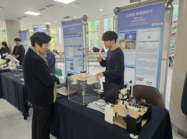 호서대 학생들이 작품을 설명하고 있다.