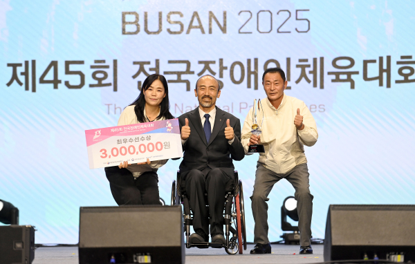 임규모_세종시장애인체육회 사무처장(오른쪽)과 이연경 총괄부장(왼쪽)이_정진완_대한장애인체육회장에게 사격부문 김정남 선수의 최우수선수상을 대리수상하고있다.