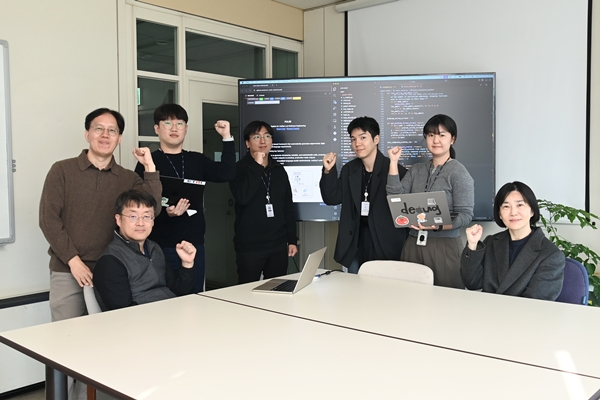 LLM 기반 신뢰형 코드 생성기술을 개발한 ETRI 개발진. (오른쪽부터) 마유승, 우예린, 한호재, 이기호, 여상엽, 전형국, 김상철 박사.