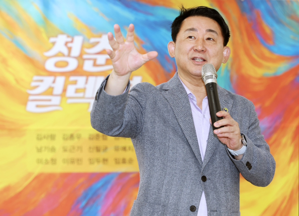 서구청 2층 로비에서 열린 청춘컬렉션 큐레이팅 개최 장면