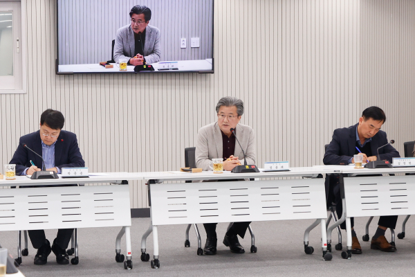 정용래 유성구청장이 지난 11일 오후 11월 확대간부회의 주재 모습