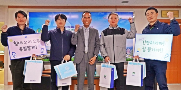 11일, 2026학년도 수학능력시험 수험생 자녀를 둔 직원들에게 격려품을 지급하고 응원의 시간을 가졌다.(사진의 가운데 유운호 경영이사)