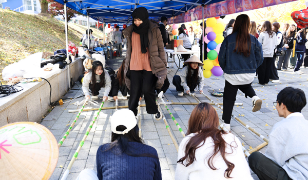 ‘글로벌 다문화 축제’에서 학생들이 베트남 전통 대나무 놀이(나이삽)을 체험하고 있다.