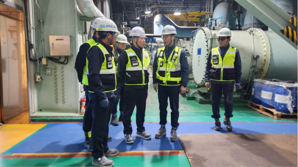 이정복 서부발전 사장(오른쪽 세 번째)이 지난 11일 태안발전본부에서 작업 현장을 점검하는 모습