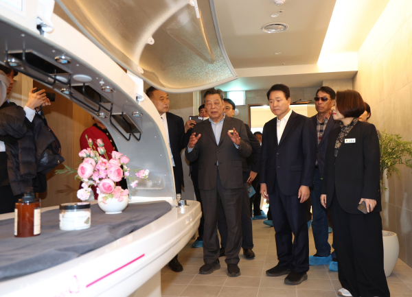 12일 남면에서 진행된 태안해양치유센터 개관후 내부 시설을 둘러보고 있는 가세로 시장 모습