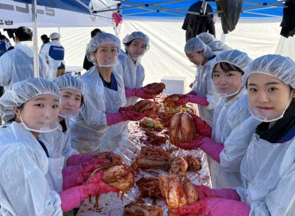 지난 12일 대전 유성구 사랑의 김장 나눔 봉사에 참여해 지역사회 취약계층의 건강한 겨울나기를 지원했다. 김장을 하는 임직원들의 모습