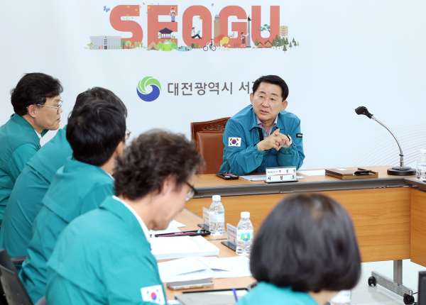 서철모 서구청장이 겨울철 재난 안전 관리 대책 점검 회의를 주재하고 있다