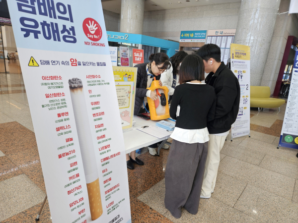 금연전문상담사가 담배의 유해성을 설명하고 있다