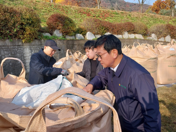 농협 김영훈 본부장이 공공비축미곡 수매 현장을 방문해 벼 작황과 쌀 수급 상황 점검 모습
