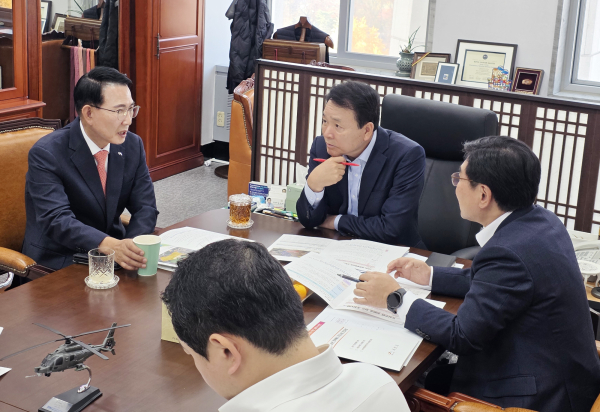 13일 국회에서 성일종 국방위원장과 만나 주요 현안 사업 추진을 위한 국비 반영을 건의했다.