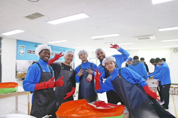 지역 내 취약계층을 위한 김장나눔 봉사활동 진행 모습