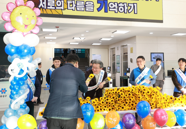 14일, 정용래 유성구청장이 출근하는 직원에게 해바라기꽃을 전달하고 있다.