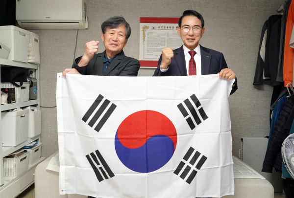 이완섭 서산시장이 14일 부춘동에 거주하고 있는 애국지사 이봉하 선생의 자녀 이완성 씨를 만나 감사의 뜻을 전했다.