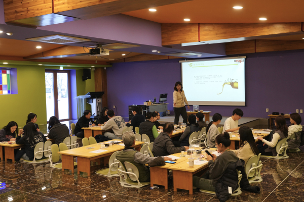 국립산림치유원 직원들이 근로자 지원프로그램(EAP)으로 ‘아로마 괄사 테라피’ 체험