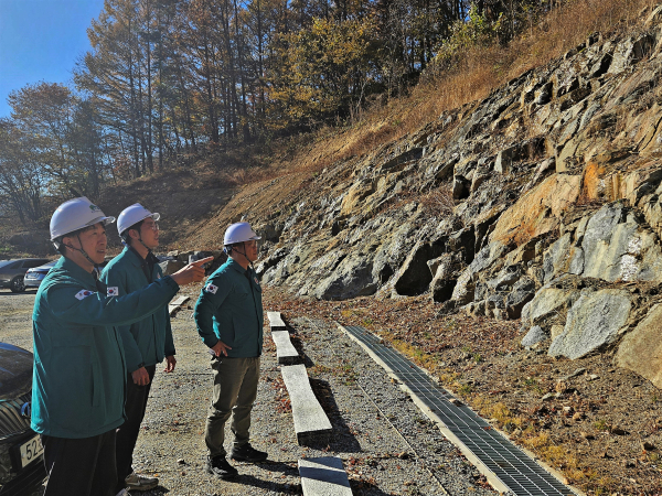김기현 국립산림치유원장(왼쪽 첫 번째)이 겨울철 안전사고 예방을 위해 안전점검을 하고 있다.