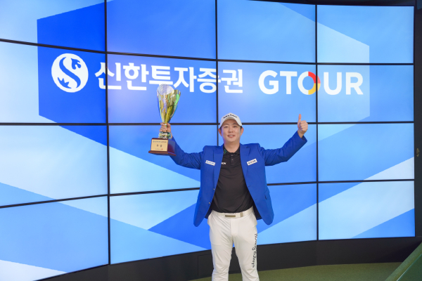 2025 신한투자증권 GTOUR’ 7차 대회 우승자 이용희가 우승트로피를 들고 기념사진을 촬영하고 있다