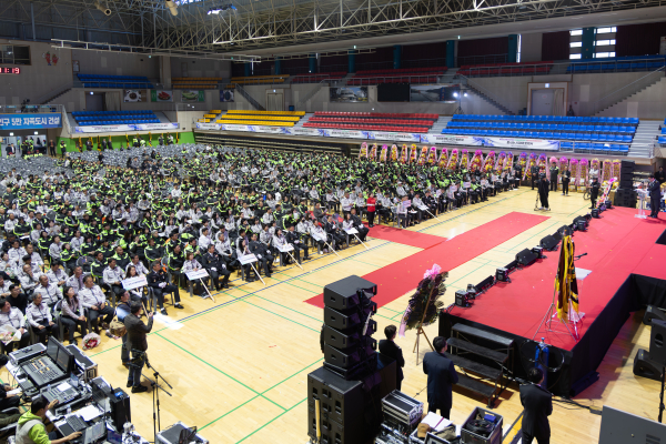 청양군민체육관에서 열린 충남 자율방범연합회 한마음대회에서 자율방범대원들이 다양한 프로그램에 참여하며 화합과 단결을 다지고 있다.