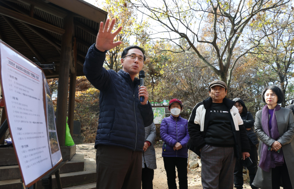 박희조 동구청장이 17일 성동산 맨발길을 주민들과 함께 걸으며 현장을 점검하고 있다