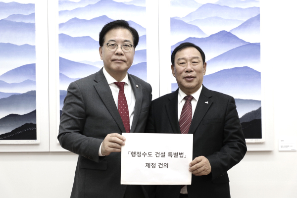 최민호 세종시장이 17일 국회 방문 국힘 당직자 만나 제정 건의(왼쪽부터 송언석 국민의힘 원내대표, 최민호 시장)