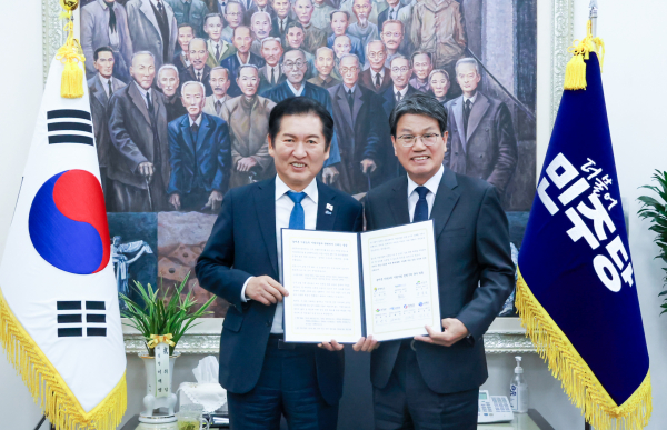 김돈곤 군수와 정청래 대표가 농어촌기본소득 시범사업 성공을 위한 국비 상향 논의를 위한 만남을 가졌다.