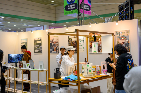 ‘더 테이스트 청양’ 부스에서 PB상품을 선보이며 청양군 미식도시 브랜드를 홍보하고 있다.