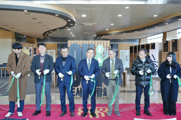 ‘제3회 ON&OFF 도서관 박람회’ 개막식 테이프 커팅 모습