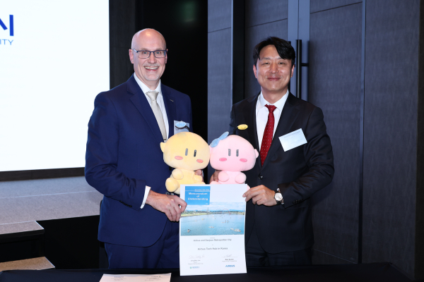 (왼쪽부터) 마크 벤탈 에어버스 R&T프로그램 총괄, 최성아 대전시 정무경제과학부시장