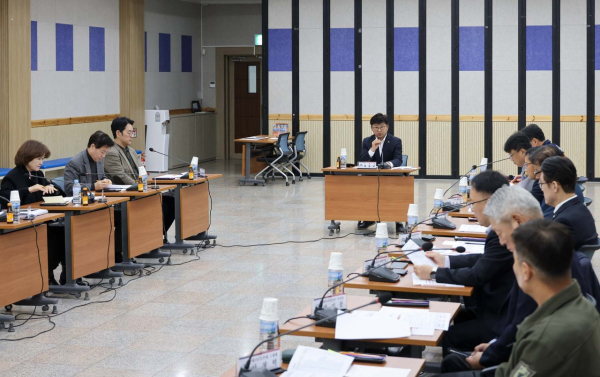 최충규 대덕구청장이 19일 구청 대회의실에서 열린 안전관리위원회에서 겨울철 자연재난 대비 상황과 중대재해 예방과 관련해 당부를 전하고 있다.