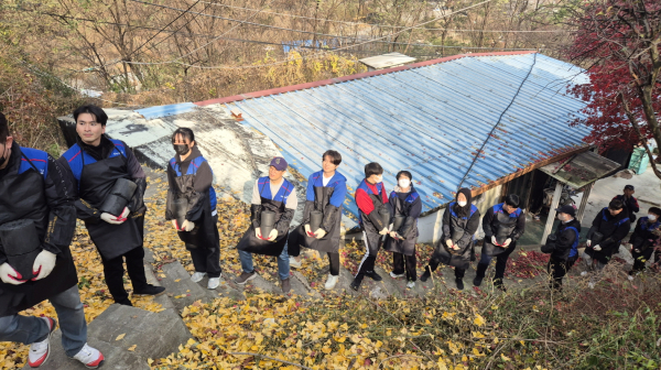 골프존그룹 임직원 600여 명이  강남구 수서동과 노원구 상계동 일대에서 연말 봉사활동을 진행했다. /상계동 연탄 나눔에 참여한 임직원들이 연탄을 나르고 있다