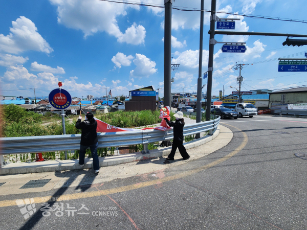 도시주택과 직원들이 불법 현수막을 철거하는 모습