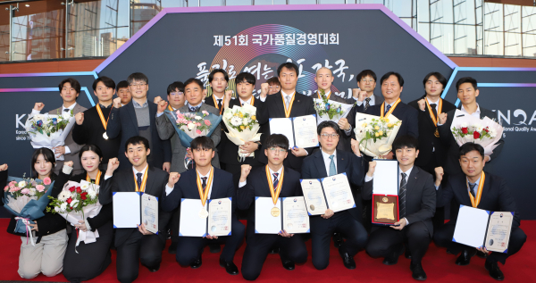 지난 19일 서울 코엑스에서 열린 국가품질경영대회에서 10년 연속 품질경쟁력 우수기업(1등급)으로 선정 기념사진