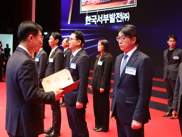 지난 19일 서울 코엑스에서 열린 국가품질경영대회에서 10년 연속 품질경쟁력 우수기업(1등급)으로 선정 / 사진은 권창원 서부발전 품질경영부장(오른쪽 두 번째)의 수상 모습