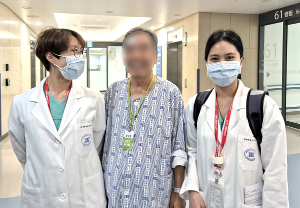 심정지 환자를 살린 신속대응팀 간호사들이 퇴원 앞둔 환자와 촬영 모습