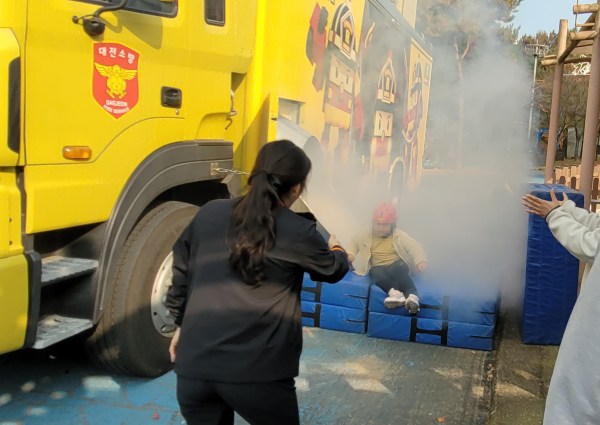 대전오월드는 관람객과 함께 안전체험 프로그램을 진행했다.