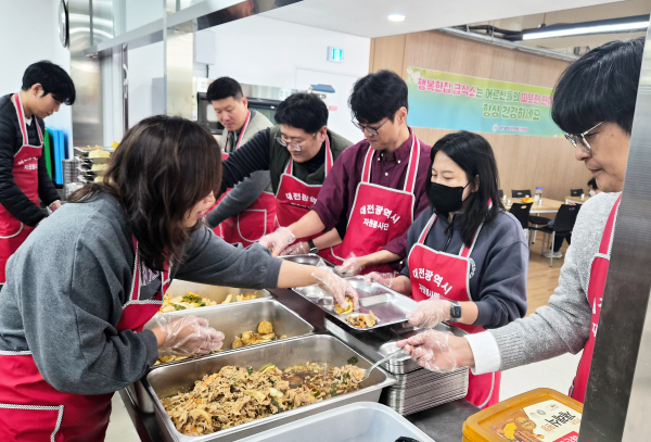 대전TP 임직원들이 어르신·장애인들을 위해 배식판에 식사를 담고 있는 모습