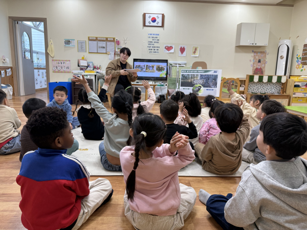 아산시 유아ㆍ초등학생 대상 인공새집 생태교육 진행 모습