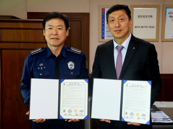 정해웅 본부장(오른쪽)과 제환국 소장(왼쪽)이 기념촬영