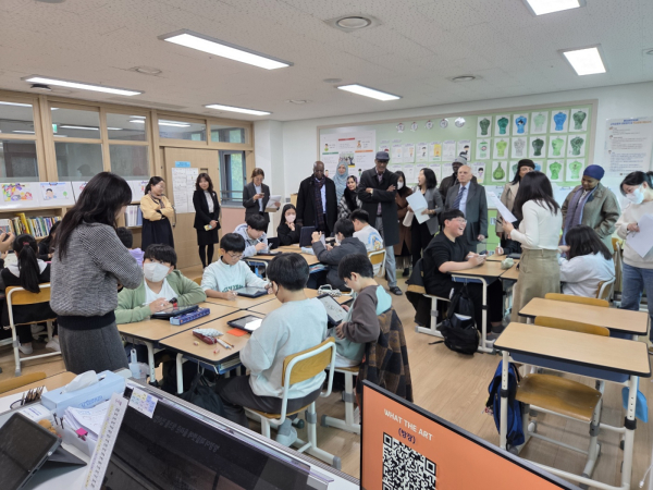 대표단 학교 방문 장면