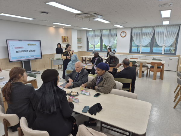 대표단과 교직원과의 협의 장면