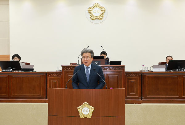 정용래 유성구청장이 20일 유성구의회 본회의에서 2026년도 예산안 제출에 즈음한 시정연설 모습